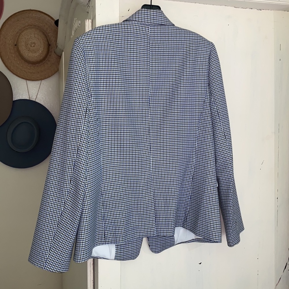 Tahari - Picture 3 of 6